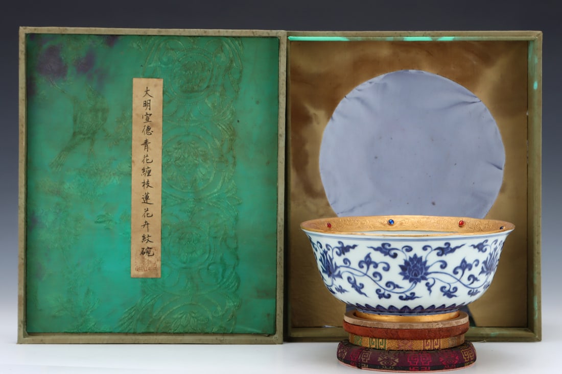 An Exquisite Blue and White Cover with Gold Lotus Pattern Bowl: An Exquisite Blue and White Cover with Gold Lotus Pattern Bowl Ming Dynasty, China Xuande Six-character Mark Size:9.2cmx20cm (The Dimensions Of All Batches Are Manually Measured.If You Need More