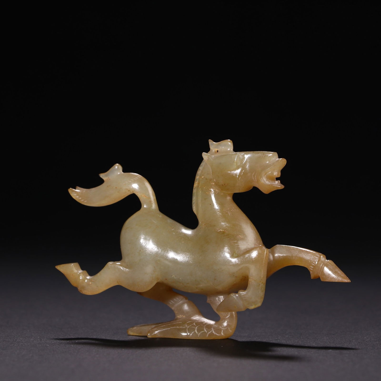 An Exquisite White Jade Horse Ornament: An Exquisite White Jade Horse Ornament Ming Dynasty, China Size:6cmx9cm Weight:60g (The Dimensions Of All Batches Are Manually Measured.If You Need More Detailed Information, Please Contact Our