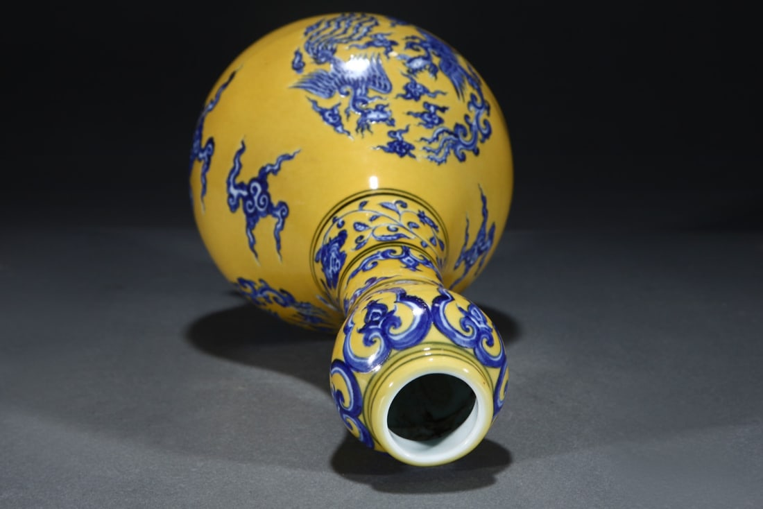 An Exquisite Blue and White Phoenix Pattern Lotus Pattern Vase - 4