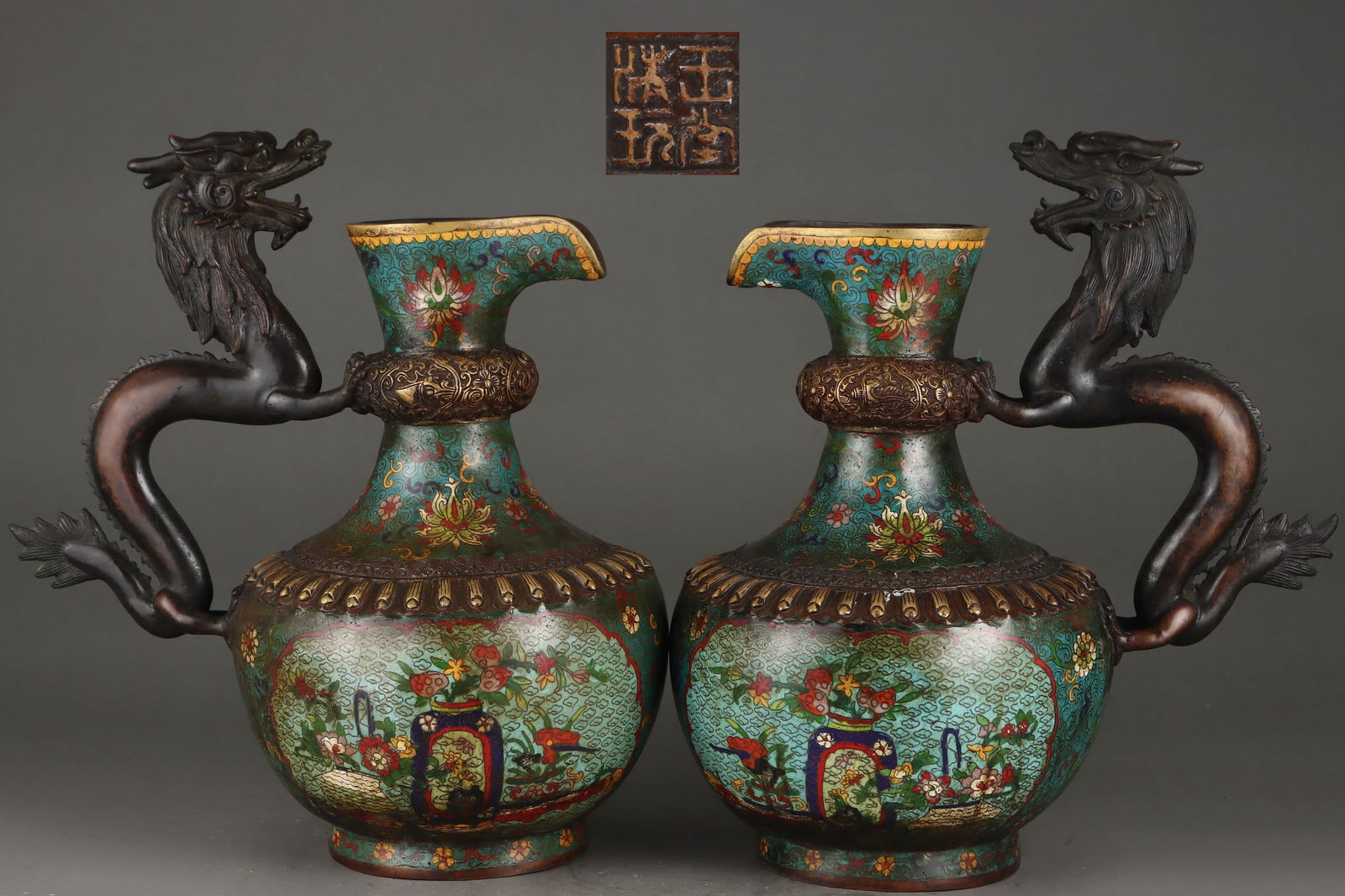 A Pair of Exquisite Cloisonne Flower Pattern Dragon Pattern Ewer: A Pair of Exquisite Cloisonne Flower Pattern Dragon Pattern Ewer Ming Dynasty, China Size:42cmx24.5cm Weight:20250g (The Dimensions Of All Batches Are Manually Measured.If You Need More Detailed Infor