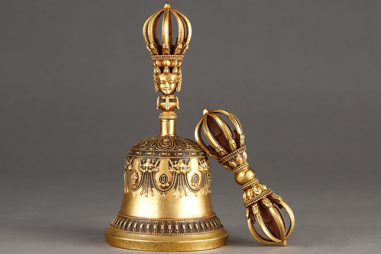 A Set of Fine Gilt Bronze Vajry Pestle: A Set of Fine Gilt Bronze Vajry Pestle Ming Dynasty, China Size:17.5cmx9.2cm Weight:450g Size:10.5cmx3.5cm Weight:150g (The Dimensions Of All Batches Are Manually Measured.If You Need More Detailed