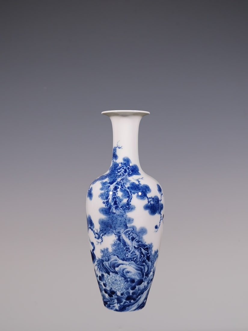 An Exquisite Blue and White Pine and Crane Pattern Vase: An Exquisite Blue and White Pine and Crane Pattern Vase Qing Dynasty, China Yongzheng Six-character Mark Size:24cmx10.5cm (The Dimensions Of All Batches Are Manually Measured.If You Need More