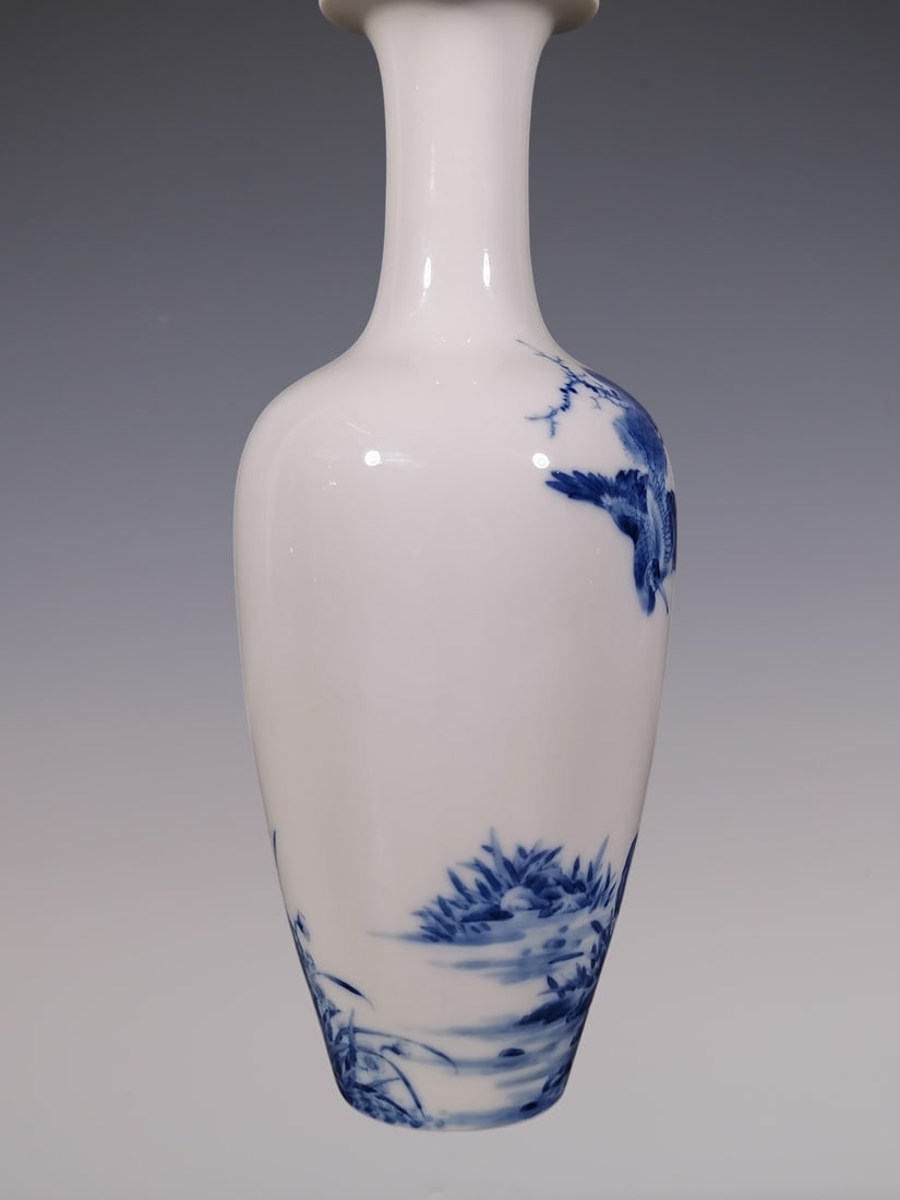 An Exquisite Blue and White Pine and Crane Pattern Vase - 5