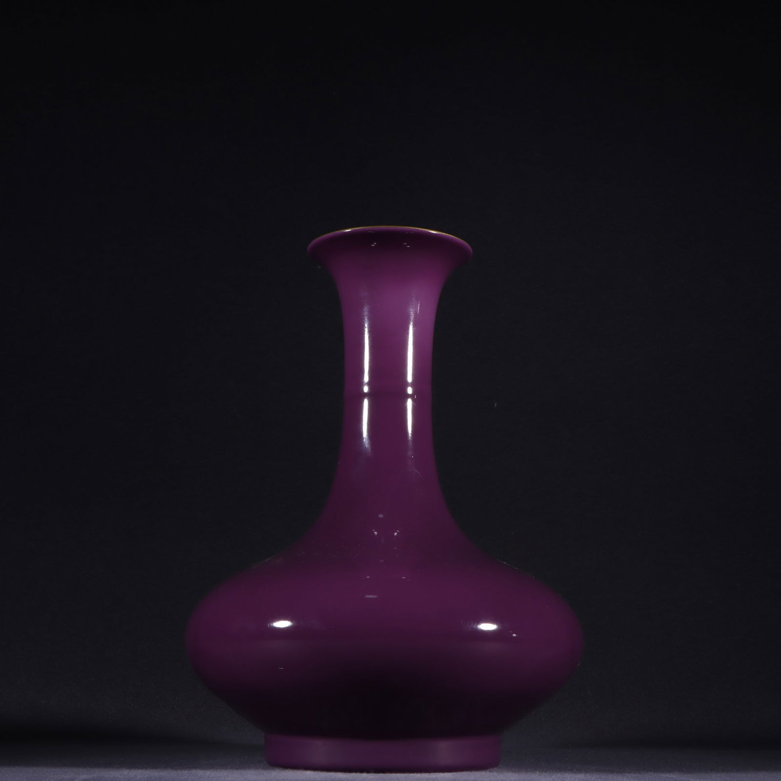 An Exquisite Purple Glazed Vase: An Exquisite Purple Glazed Vase Qing Dynasty, China Yongzheng Six-character Mark Size:27cmx20cm (The Dimensions Of All Batches Are Manually Measured.If You Need More Detailed Information, Please