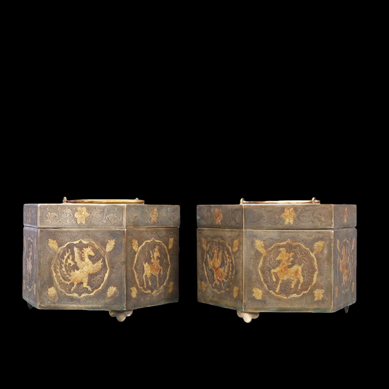 A Exquisite A pair of Gilt Silver Lotus Pattern Auspicious Beast Pattern Box: A Exquisite A pair of Gilt Silver Lotus Pattern Auspicious Beast Pattern Box Tang Dynasty, China Size:19.5cmx22cm Weight:4700g (The Dimensions Of All Batches Are Manually Measured.If You Need More Det