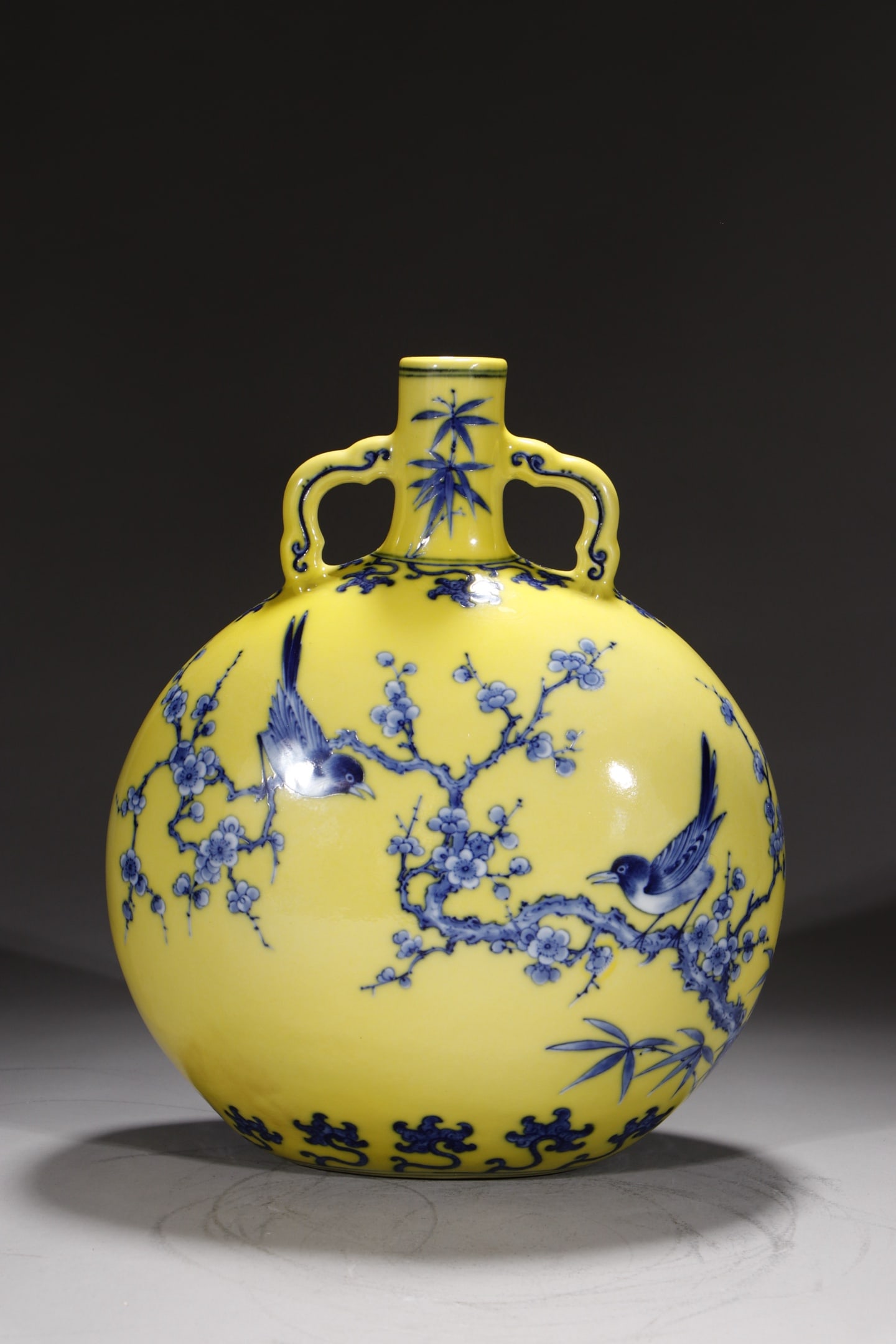 An Exquisite Blue and White Flower and Bird Pattern Double-Ears Vase: An Exquisite Blue and White Flower and Bird Pattern Double-Ears Vase Qing Dynasty, China Yongzheng Six-character Mark Size:30cmx24.5cm (The Dimensions Of All Batches Are Manually Measured.If You