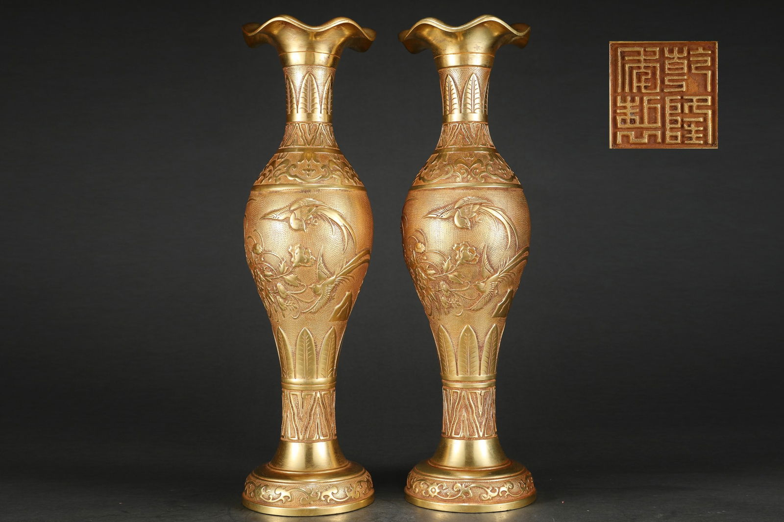 A Pair of Exquisite Gilt Bronze Flower and Bird Pattern Lotus Pattern Vase: A Pair of Exquisite Gilt Bronze Flower and Bird Pattern Lotus Pattern Vase Qing Dynasty, China Qianlong Four-character Mark Size:42cmx11.5cm Weight:10100g (The Dimensions Of All Batches Are Manually M