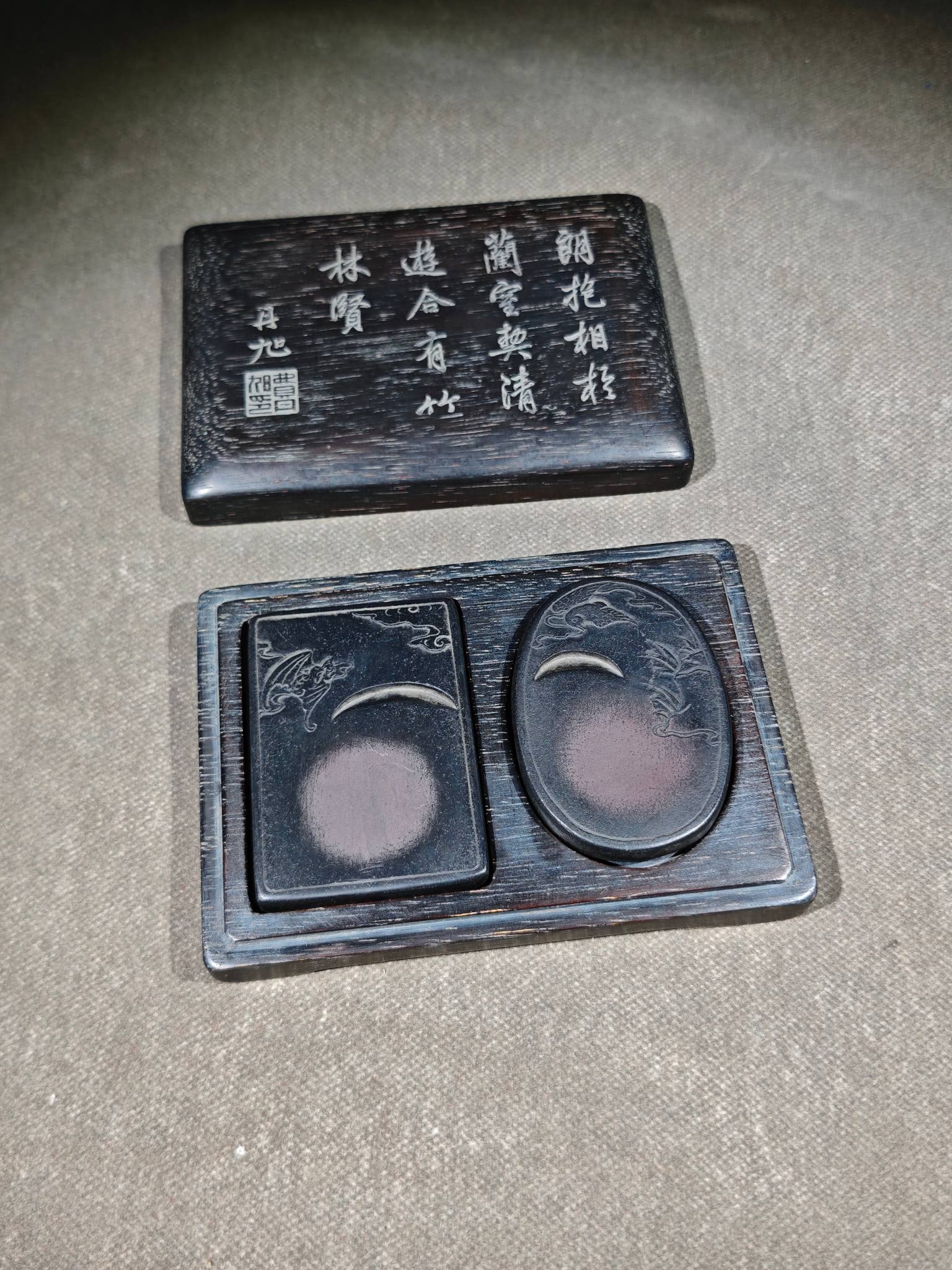 An Exquisite Bats Pattern with poem Inkstone: An Exquisite Bats Pattern with poem Inkstone Fei danxu Box Size:14cmx9.9cmx3.3cm Size:7.3cmx5.2cmx0.8cm (The Dimensions Of All Batches Are Manually Measured.If You Need More Detailed Information, Plea