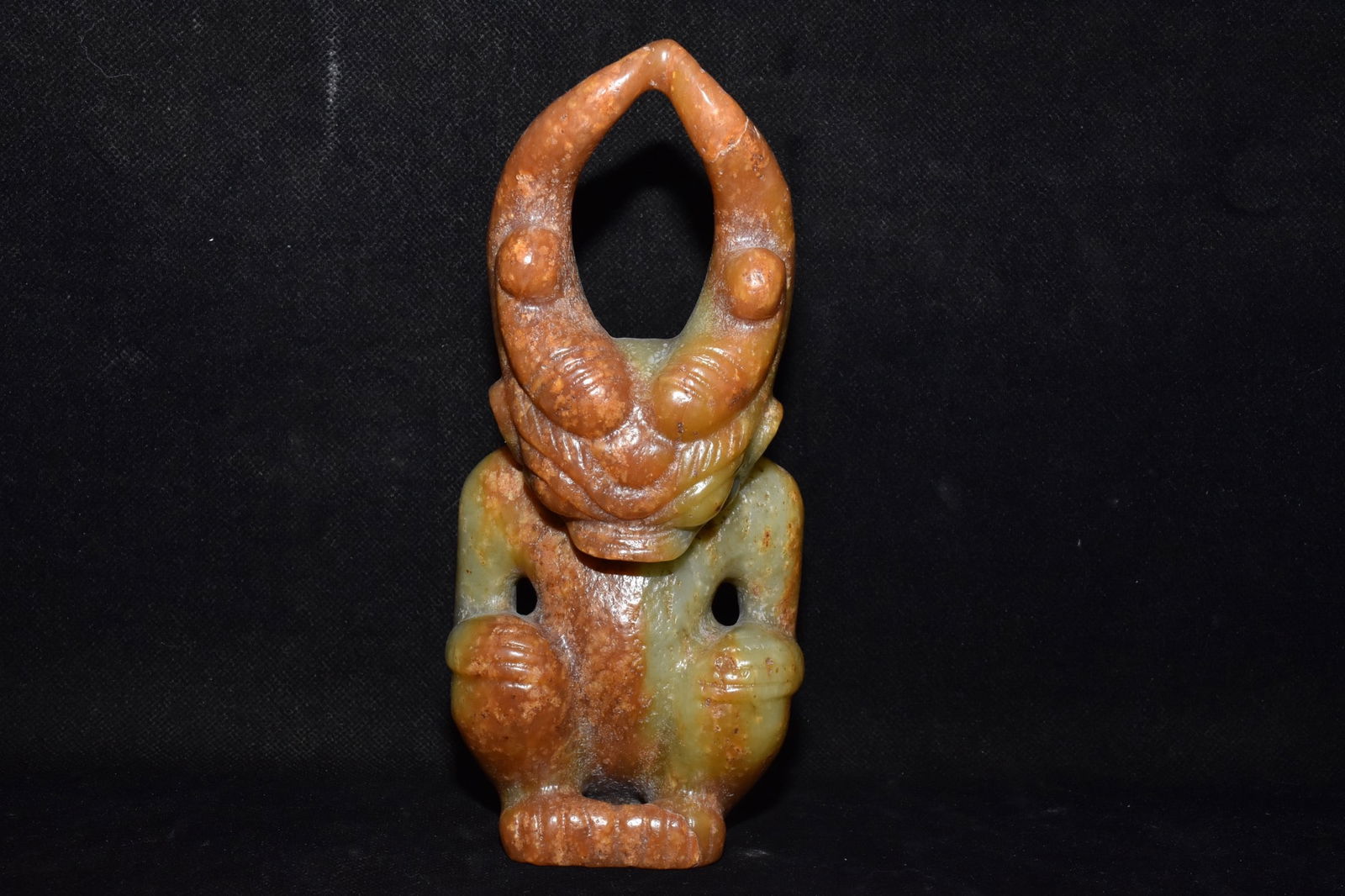 An Exquisite Hemo Jade Figure Ornament: An Exquisite Hemo Jade Figure Ornament Hongshan Culture Size:8.5cmx18cm Weight:860g (The Dimensions Of All Batches Are Manually Measured.If You Need More Detailed Information, Please Contact Our