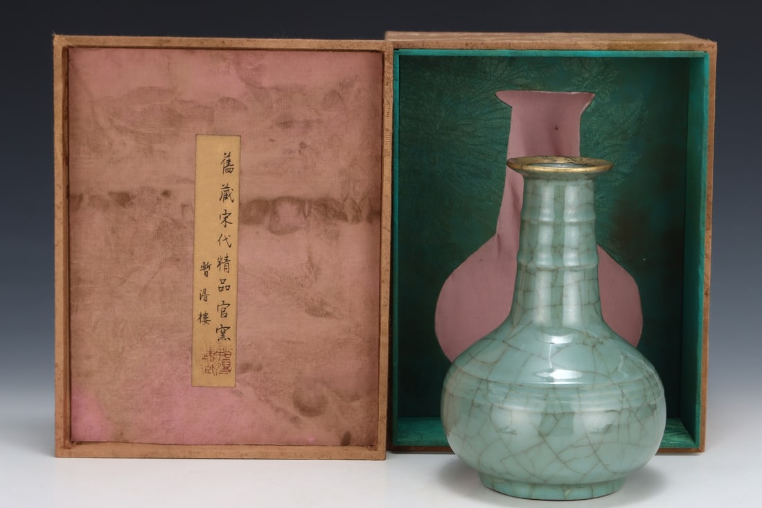 An Exquisite Guan yao Vase: An Exquisite Guan yao Vase Song Dynasty, China Size:21.2cmx14.3cm (The Dimensions Of All Batches Are Manually Measured.If You Need More Detailed Information, Please Contact Our Customer Service