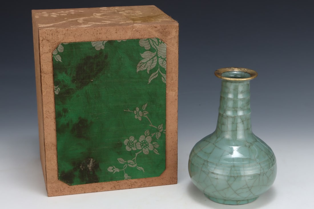 An Exquisite Guan yao Vase - 2