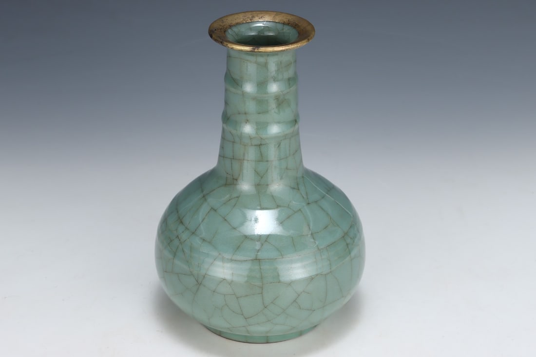 An Exquisite Guan yao Vase - 3