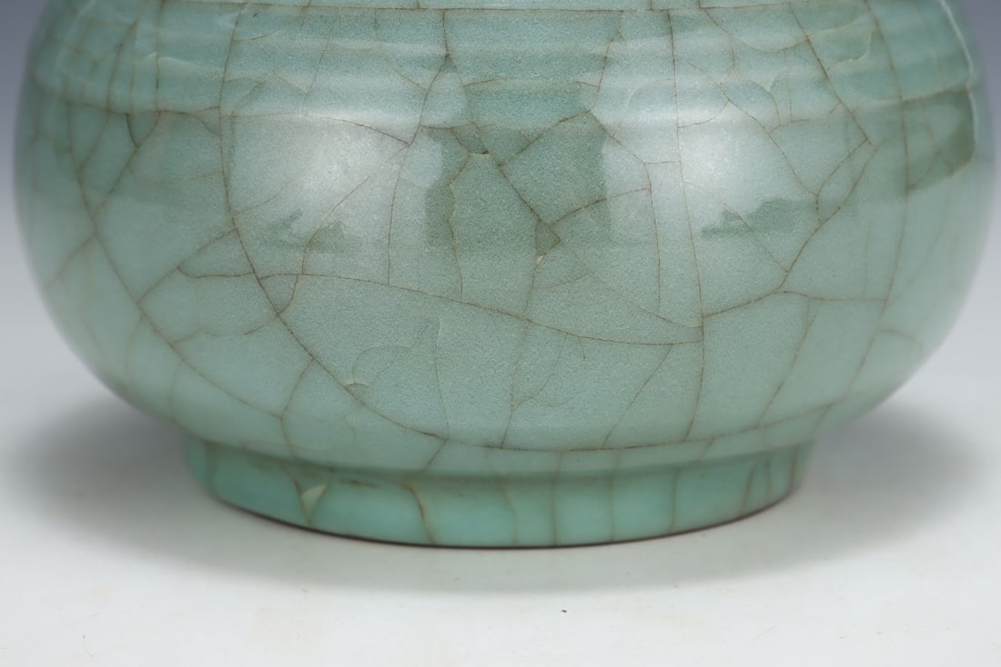 An Exquisite Guan yao Vase - 6