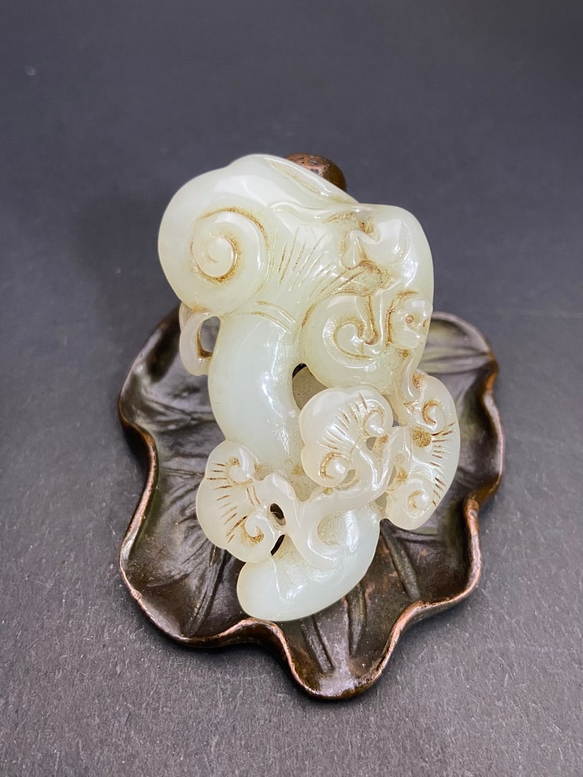 An Exquisite White Jade Ruyi Pendant: An Exquisite White Jade Ruyi Pendant Qing Dynasty, China Size:6.2cmx3.4cmx1.7cm Weight:40g (The Dimensions Of All Batches Are Manually Measured.If You Need More Detailed Information, Please Contact