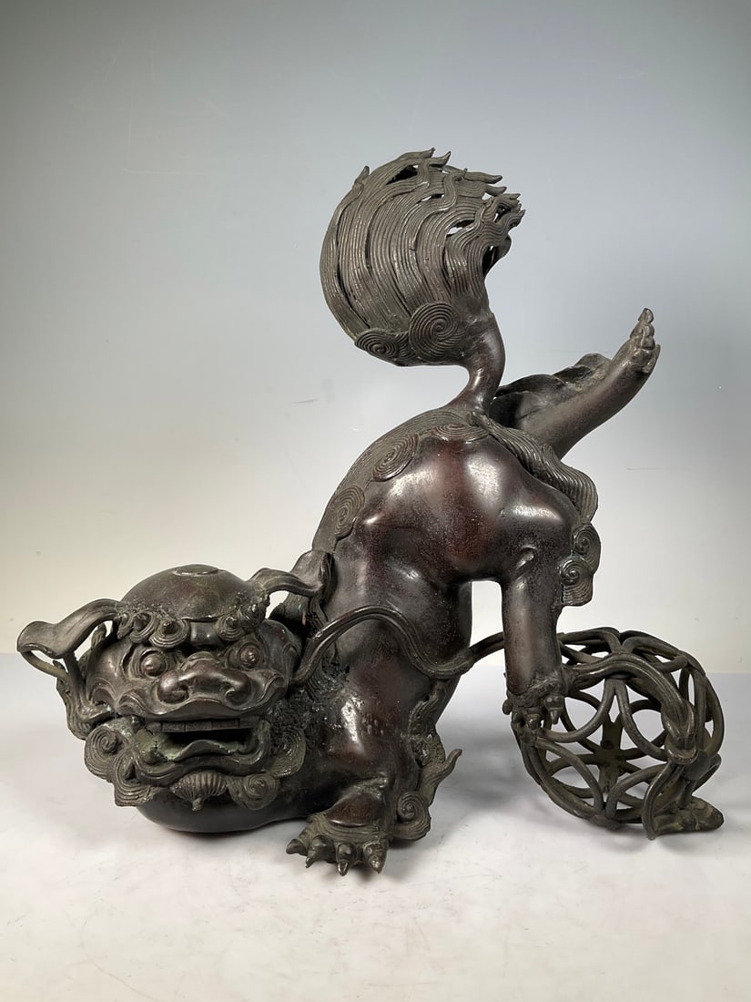 An Exquisite Bronze Lion Ornament (1 of 9)