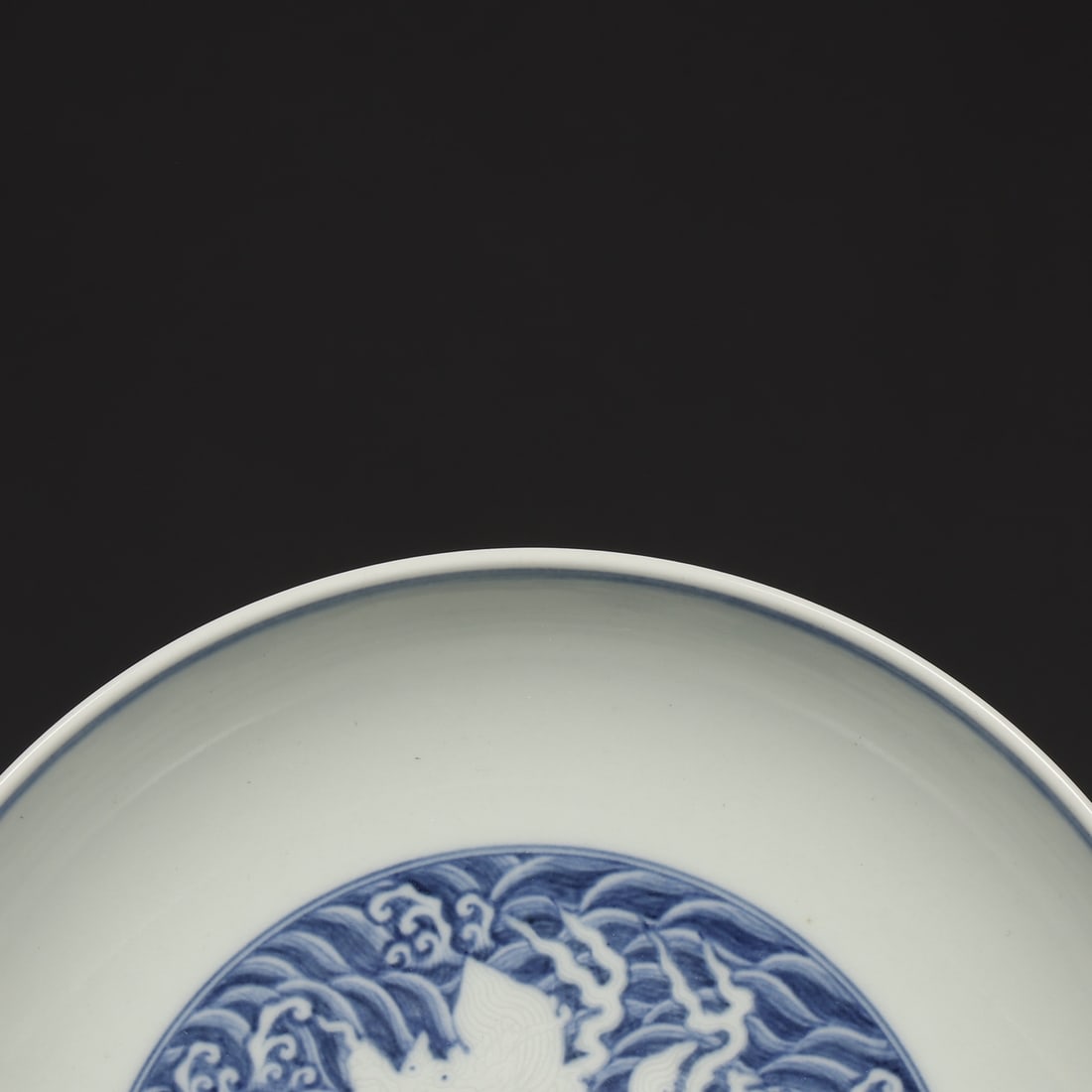 An Exquisite Blue and White Seawater Pattern Dragon Pattern Plate - 3