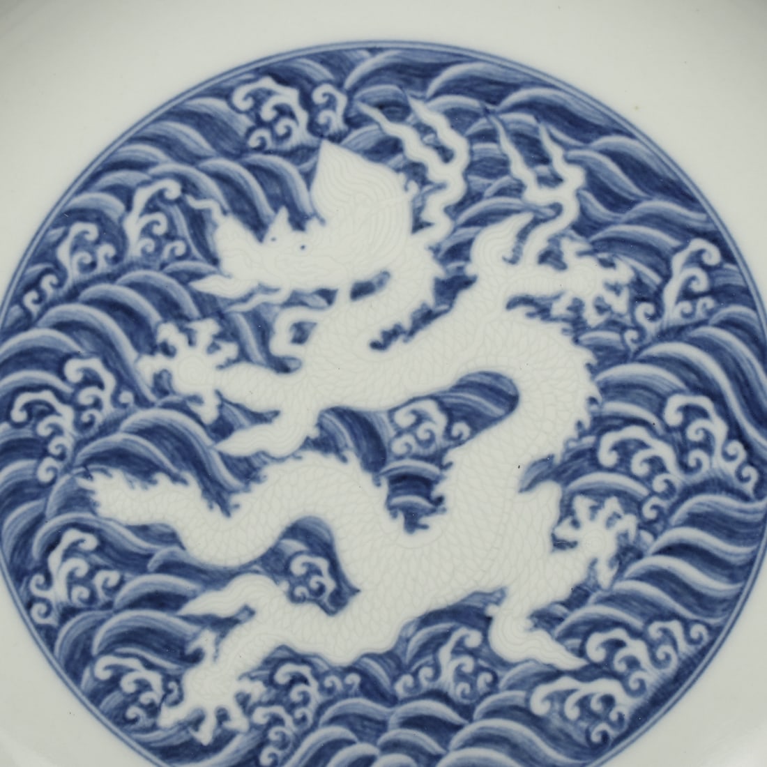 An Exquisite Blue and White Seawater Pattern Dragon Pattern Plate - 4