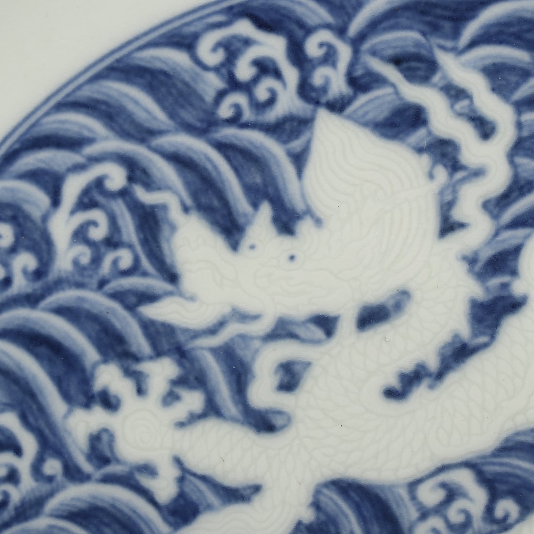 An Exquisite Blue and White Seawater Pattern Dragon Pattern Plate - 5