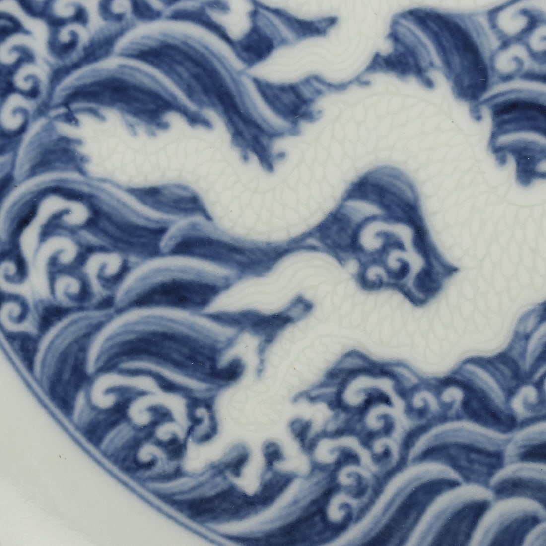 An Exquisite Blue and White Seawater Pattern Dragon Pattern Plate - 6