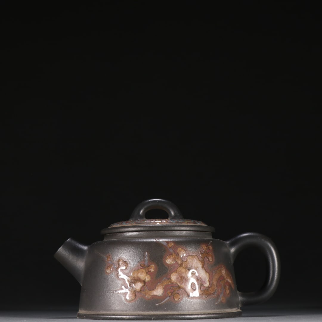 An Exquisite Purple Sands Flower Pattern Teapot: An Exquisite Purple Sands Flower Pattern Teapot Qing Dynasty, China Size:8cmx14cm (The Dimensions Of All Batches Are Manually Measured.If You Need More Detailed Information, Please Contact Our