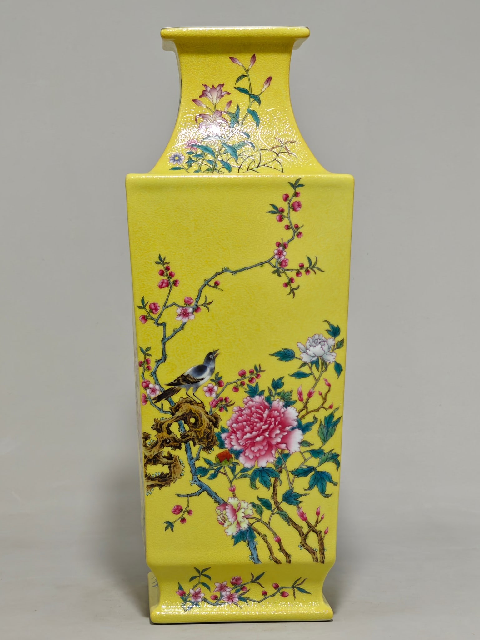 An Exquisite Famille-Rose Flower and Bird Pattern Vase: An Exquisite Famille-Rose Flower and Bird Pattern Vase Qing Dynasty, China Qianlong Six-character Mark Size:39.8cmx14.5cm (The Dimensions Of All Batches Are Manually Measured.If You Need More