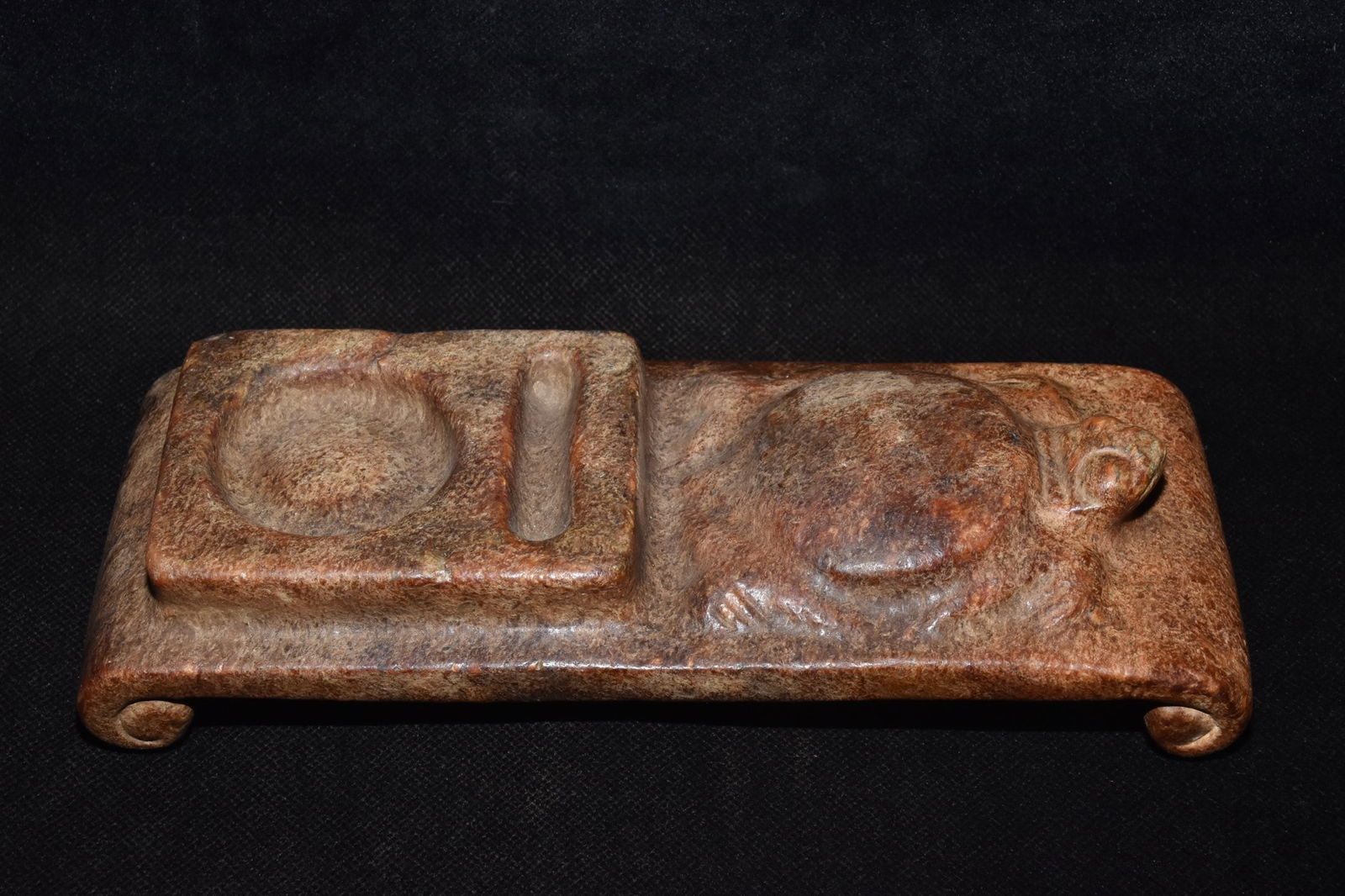 An Exquisite Hemo Jade Ornament: An Exquisite Hemo Jade Ornament Hongshan Culture Size:9.5cm Weight:870g (The Dimensions Of All Batches Are Manually Measured.If You Need More Detailed Information, Please Contact Our Customer