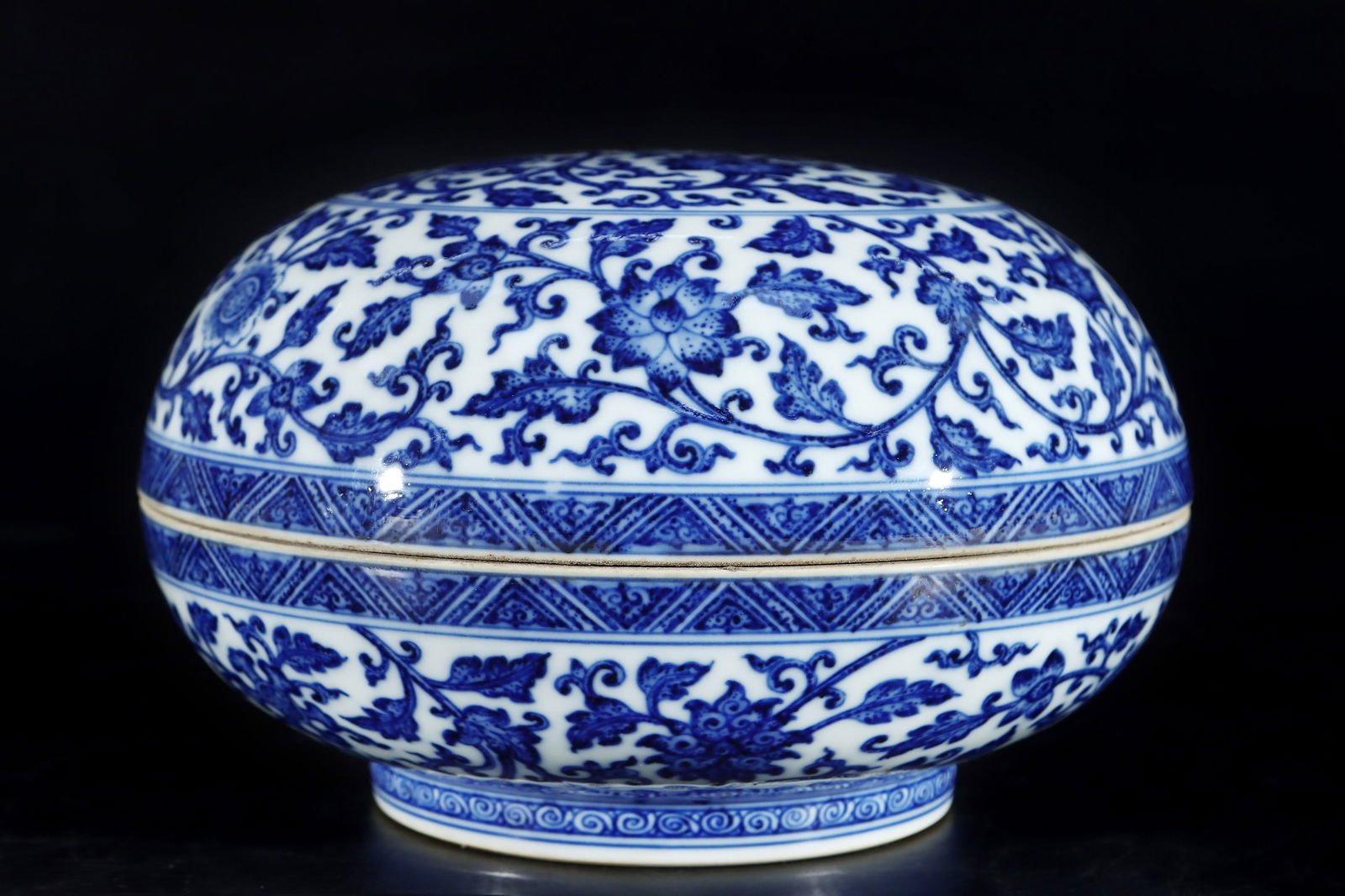 An Exquisite Blue and White Lotus Pattern Box: An Exquisite Blue and White Lotus Pattern Box Qing Dynasty, China Qianlong Six-character Mark Size:13cmx20.8cm (The Dimensions Of All Batches Are Manually Measured.If You Need More Detailed