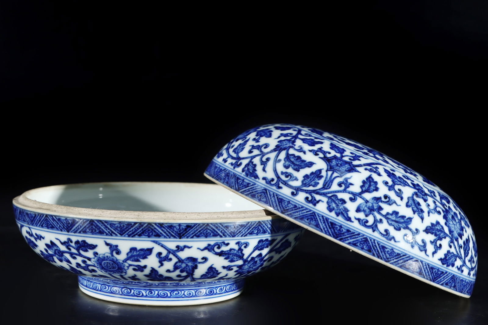 An Exquisite Blue and White Lotus Pattern Box - 2
