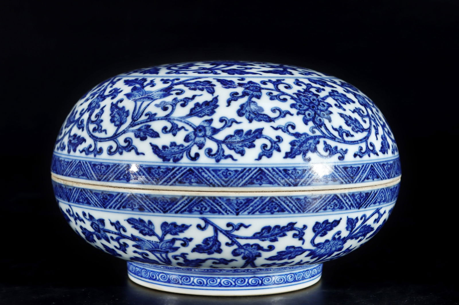 An Exquisite Blue and White Lotus Pattern Box - 3