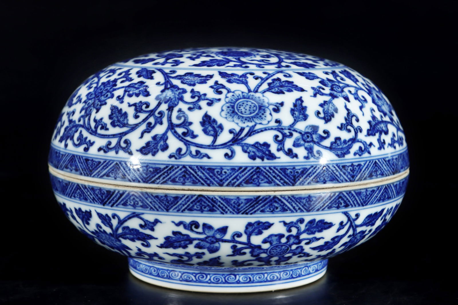An Exquisite Blue and White Lotus Pattern Box - 6