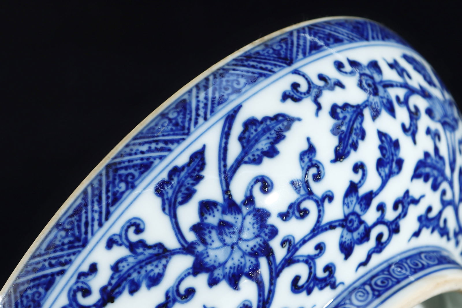 An Exquisite Blue and White Lotus Pattern Box - 7