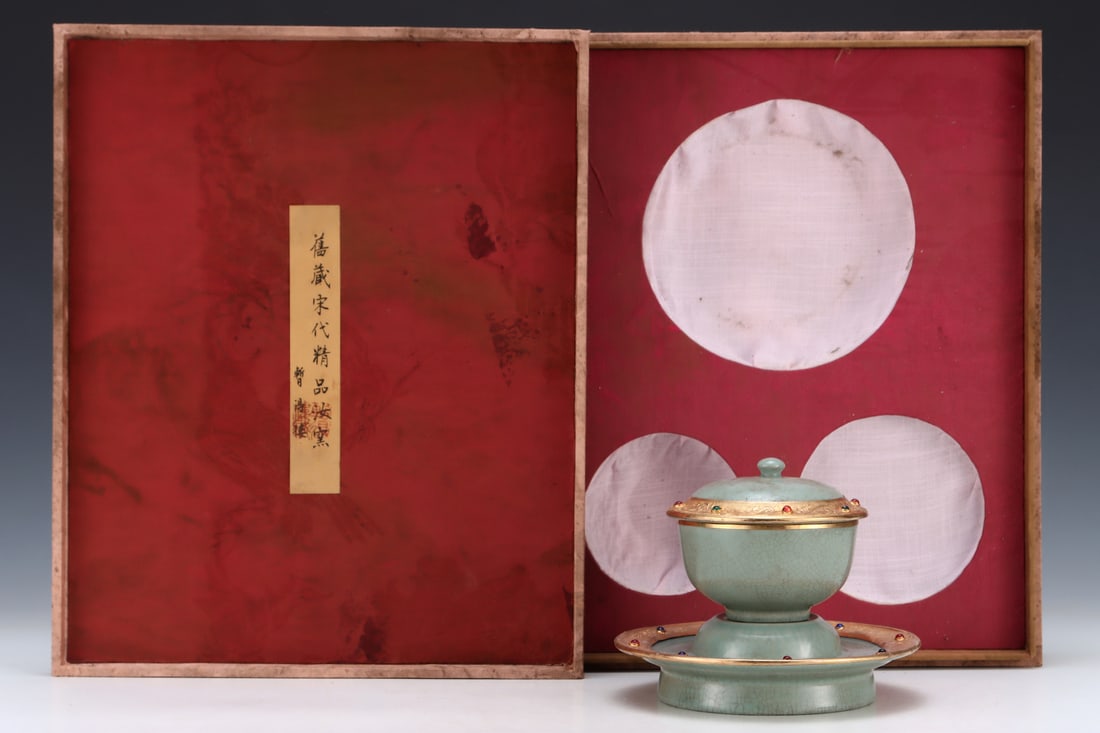 An Exquisite Ru yao Cover with Gold Cup: An Exquisite Ru yao Cover with Gold Cup Song Dynasty, China Size:13.7cmx17.5cm (The Dimensions Of All Batches Are Manually Measured.If You Need More Detailed Information, Please Contact Our