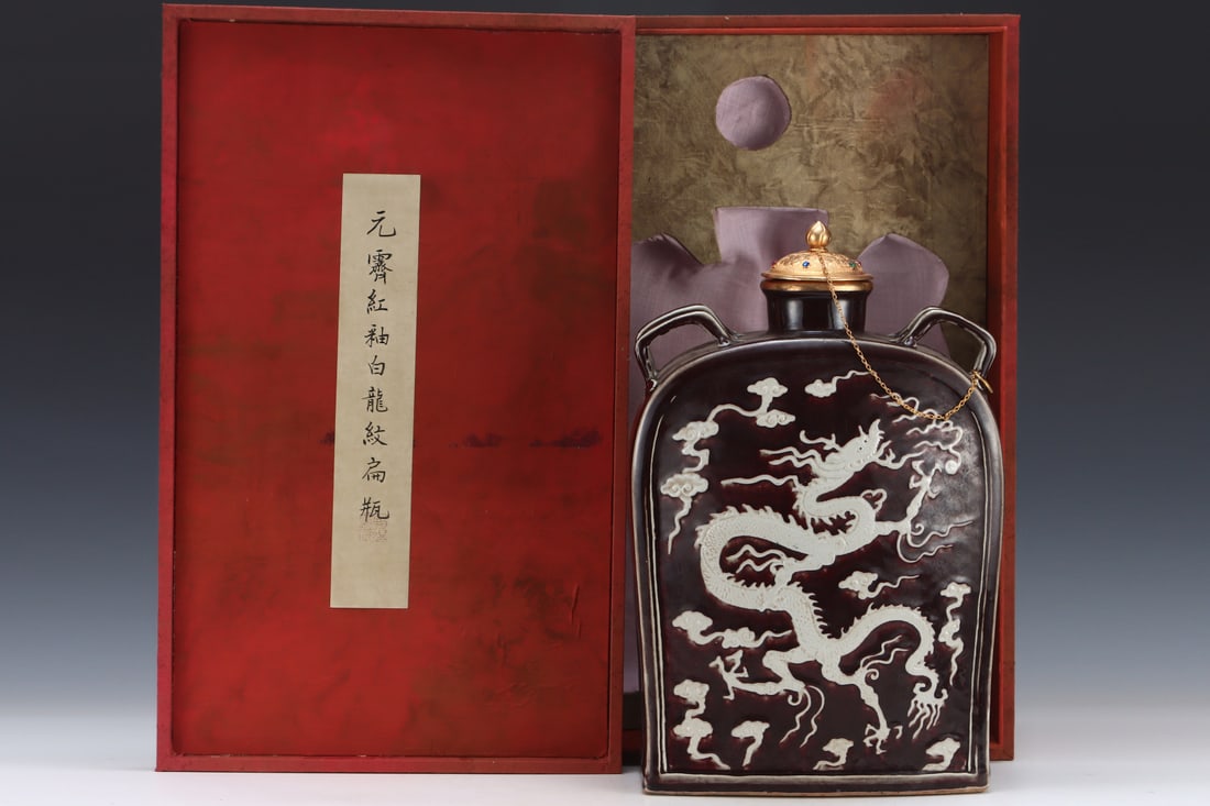 An Exquisite Ji Red Glazed Cover with Gold Dragon Pattern Vase: An Exquisite Ji Red Glazed Cover with Gold Dragon Pattern Vase Yuan Dynasty, China Size:43.5cmx28.5cm (The Dimensions Of All Batches Are Manually Measured.If You Need More Detailed Information, Please