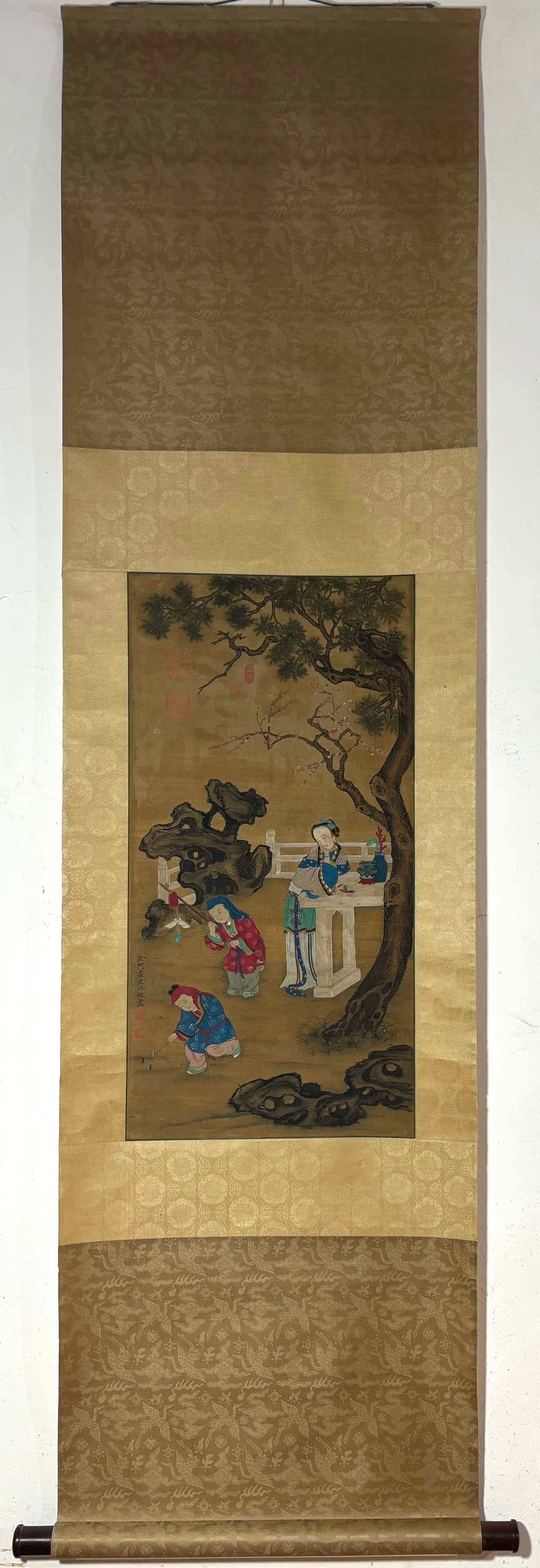 A Chinese Vertical Scroll Ink Painting of Character and Story on Silk: A Chinese Vertical Scroll Ink Painting of Character and Story on Silk Leng mei Without frame Size:68cmx34.5cm (The Dimensions Of All Batches Are Manually Measured.If You Need More Detailed