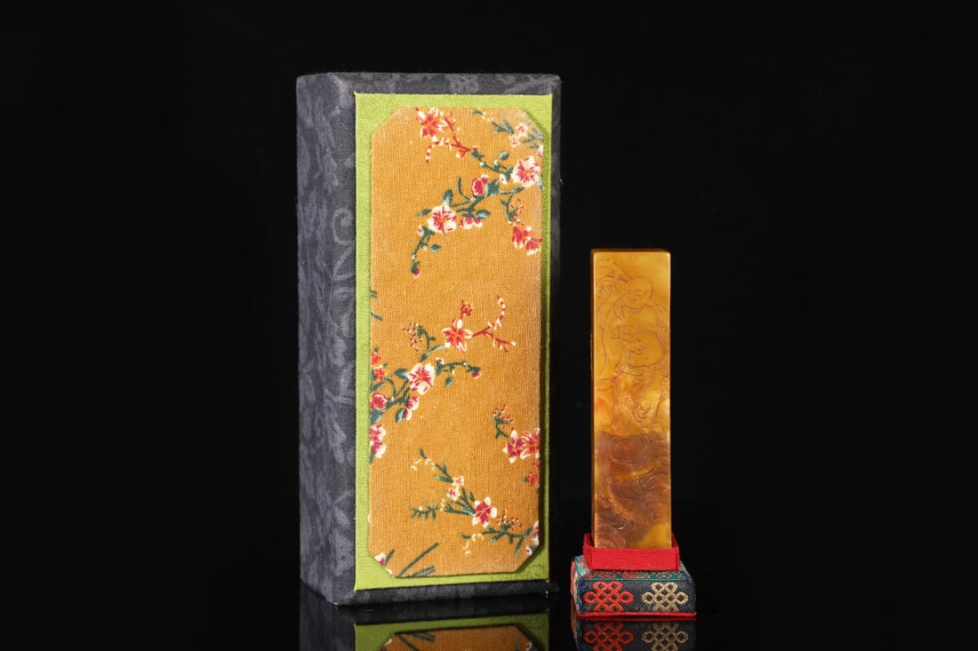 An Exquisite Shoushan Stone Character and Story Pattern Seal: An Exquisite Shoushan Stone Character and Story Pattern Seal Qing Dynasty, China Size:13cmx3cm Weight:345g (The Dimensions Of All Batches Are Manually Measured.If You Need More Detailed