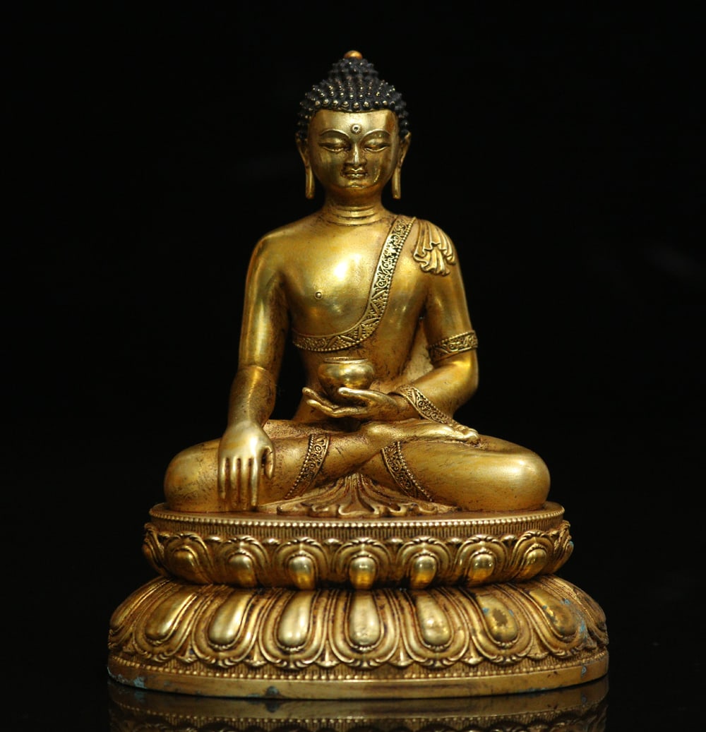 An Exquisite Gilt Bronze Statue of Sakyamuni Ornament: An Exquisite Gilt Bronze Statue of Sakyamuni Ornament Ming Dynasty, China Size:10cmx8cm Weight:448g (The Dimensions Of All Batches Are Manually Measured.If You Need More Detailed Information,