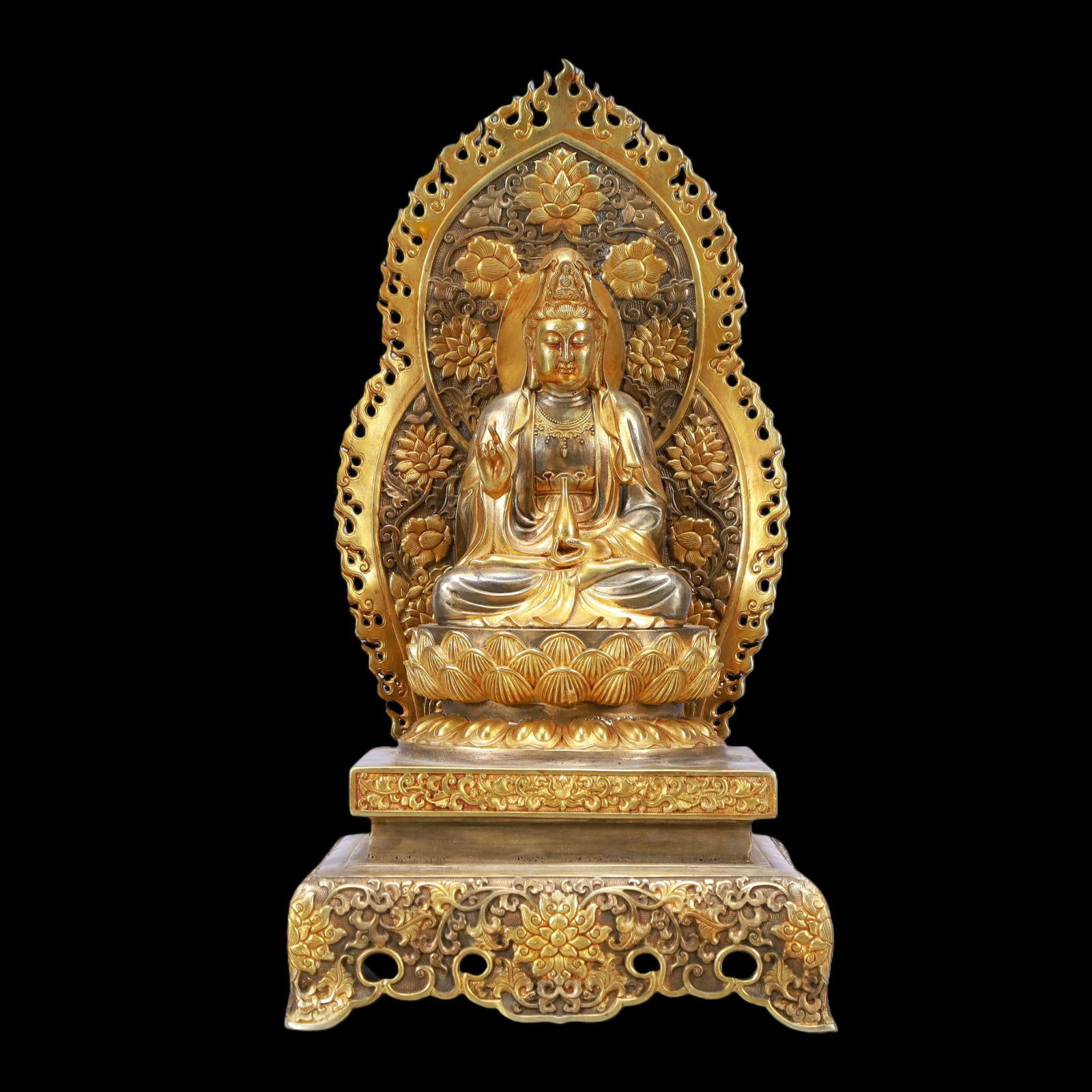 A Exquisite Gilt Silver Statue of Avalokitesvara: A Exquisite Gilt Silver Statue of Avalokitesvara Ming Dynasty, China Yongle Six-character Mark Size:16cmx15cmx30cm Weight:2300g (The Dimensions Of All Batches Are Manually Measured.If You Need More