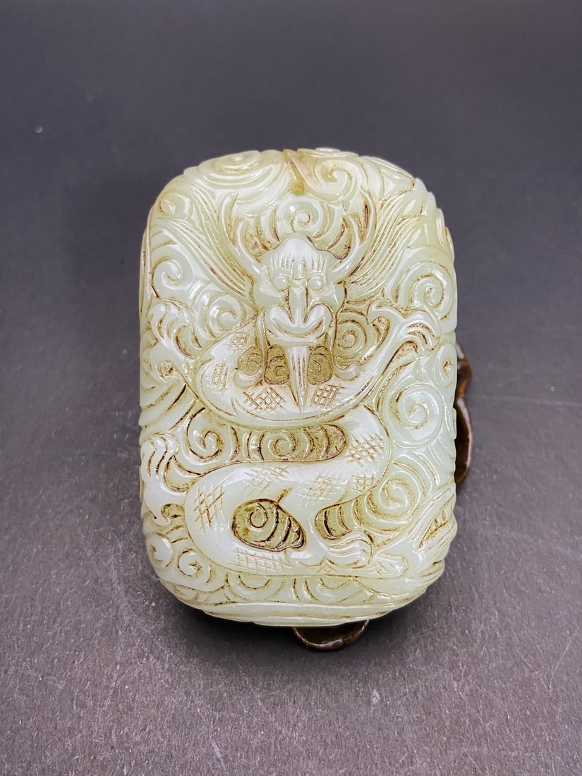 An Exquisite White Jade Auspicious Cloud Pattern Dragon Pattern Brand: An Exquisite White Jade Auspicious Cloud Pattern Dragon Pattern Brand Qing Dynasty, China Size:7.3cmx4.86cmx1.9cm Weight:137g (The Dimensions Of All Batches Are Manually Measured.If You Need More