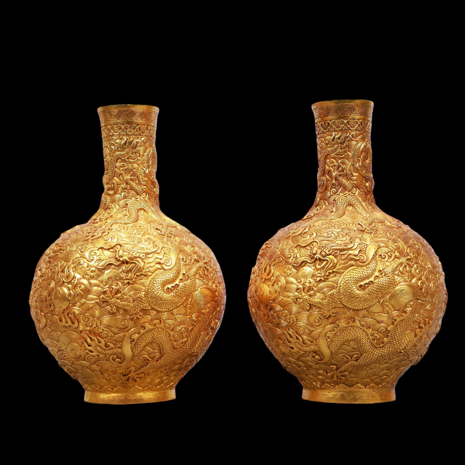 A Exquisite A pair of Gilt Bronze Seawater Pattern Dragon Pattern Vase: A Exquisite A pair of Gilt Bronze Seawater Pattern Dragon Pattern Vase Qing Dynasty, China Qianlong Four-character Mark Size:17cmx27cm Weight:3450g (The Dimensions Of All Batches Are Manually