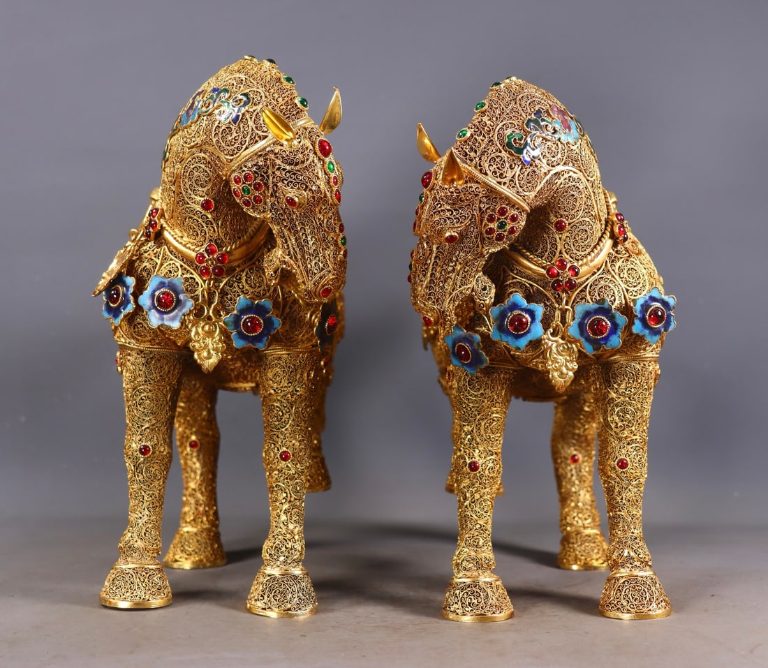 A Pair of Exquisite Gilt Bronze Inlaid Gems Horse Ornament: A Pair of Exquisite Gilt Bronze Inlaid Gems Horse Ornament Qing Dynasty, China Qianlong Four-character Mark Size:26cmx28.5cmx10.5cm Weight:2470g (The Dimensions Of All Batches Are Manually