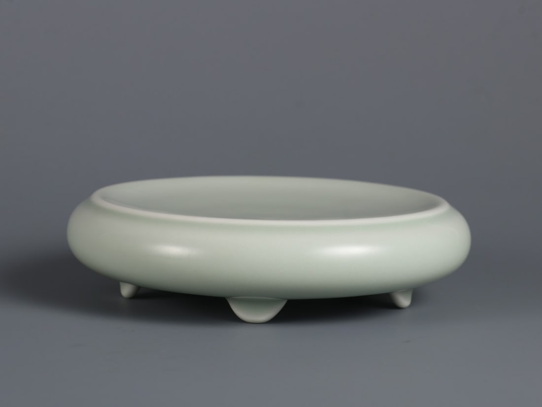 An Exquisite Celadon Glazed Brush Washer: An Exquisite Celadon Glazed Brush Washer Qing Dynasty, China Qianlong Six-character Mark Size:3cmx12.5cm (The Dimensions Of All Batches Are Manually Measured.If You Need More Detailed Information, Ple