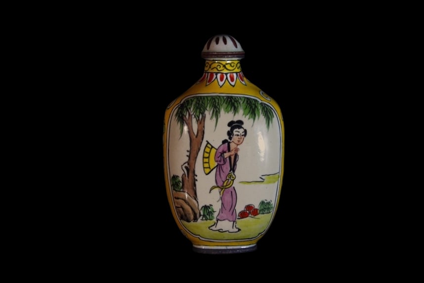 An Exquisite Cloisonne Character and Story Pattern Snuff Bottle: An Exquisite Cloisonne Character and Story Pattern Snuff Bottle Qing Dynasty, China Qianlong Four-character Mark Size:4cmx7.5cmx2.5cm (The Dimensions Of All Batches Are Manually Measured.If You
