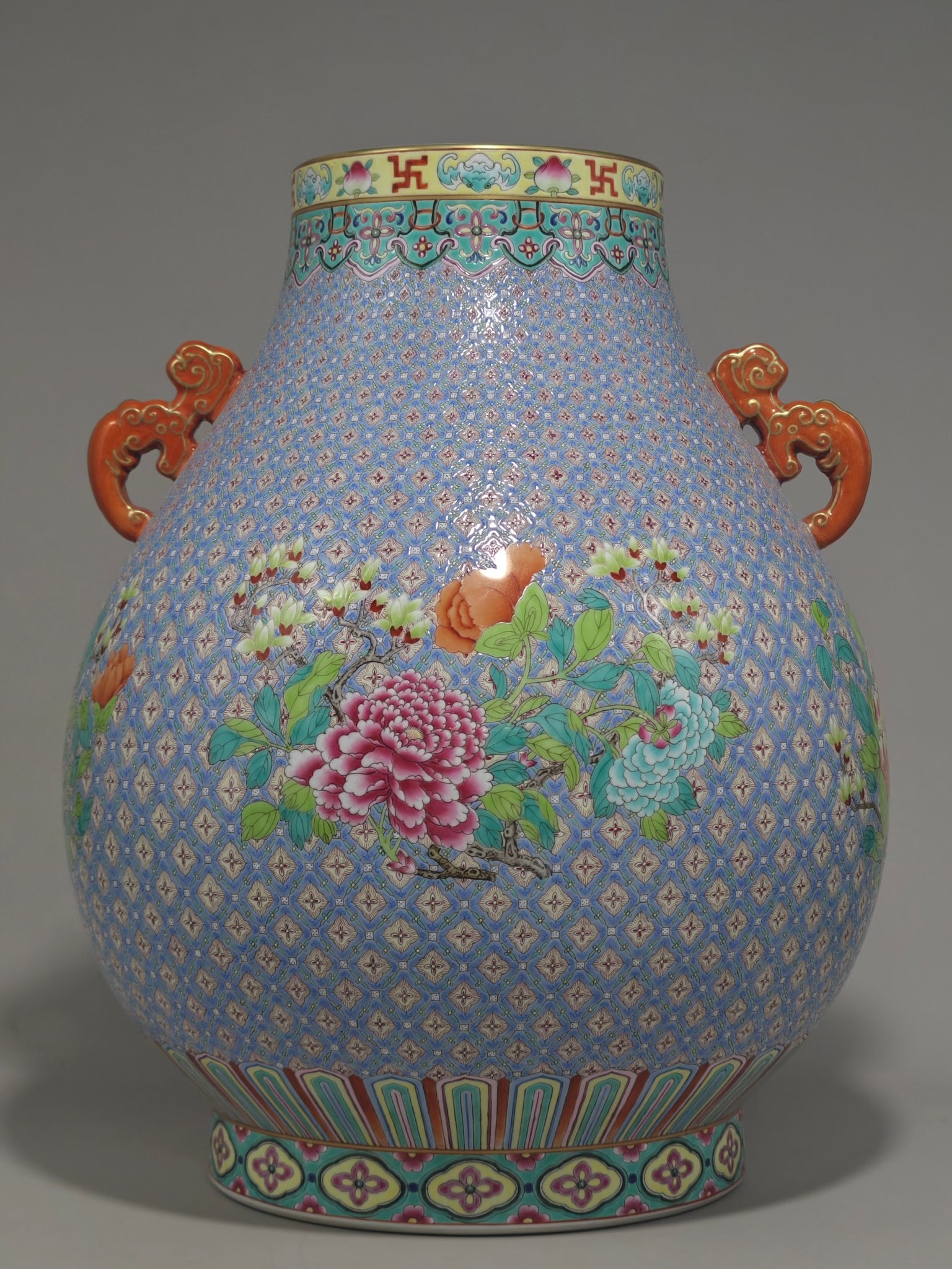 An Exquisite Famille-Rose Bats and Peach Pattern Flower Pattern Double-Ears Vase: An Exquisite Famille-Rose Bats and Peach Pattern Flower Pattern Double-Ears Vase Qing Dynasty, China Qianlong Six-character Mark Size:46cmx38cm (The Dimensions Of All Batches Are Manually