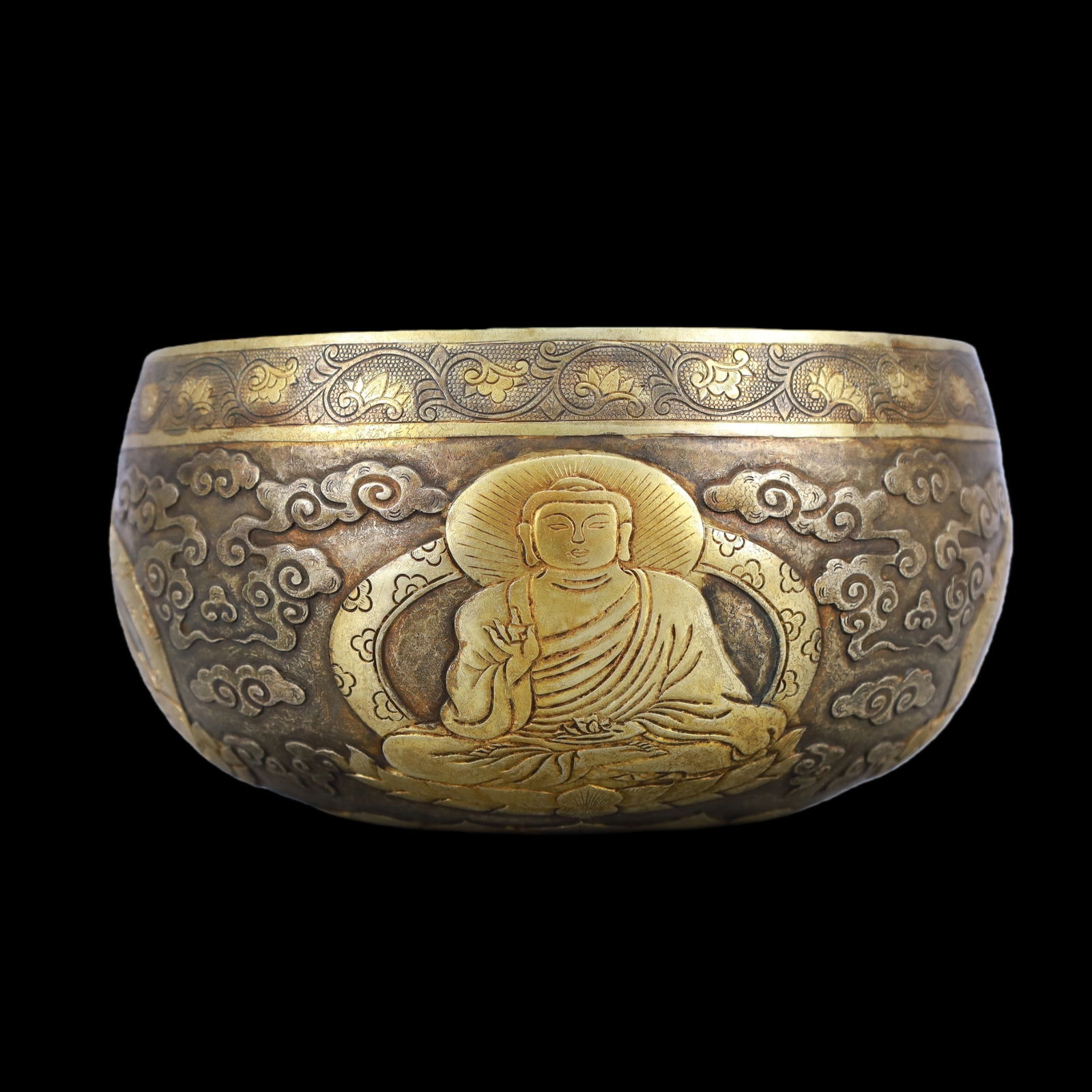 A Exquisite Gilt Silver Lotus Pattern Figures Pattern Bowl: A Exquisite Gilt Silver Lotus Pattern Figures Pattern Bowl Tang Dynasty, China Size:16cmx9cm Weight:1000g (The Dimensions Of All Batches Are Manually Measured.If You Need More Detailed Information, Pl