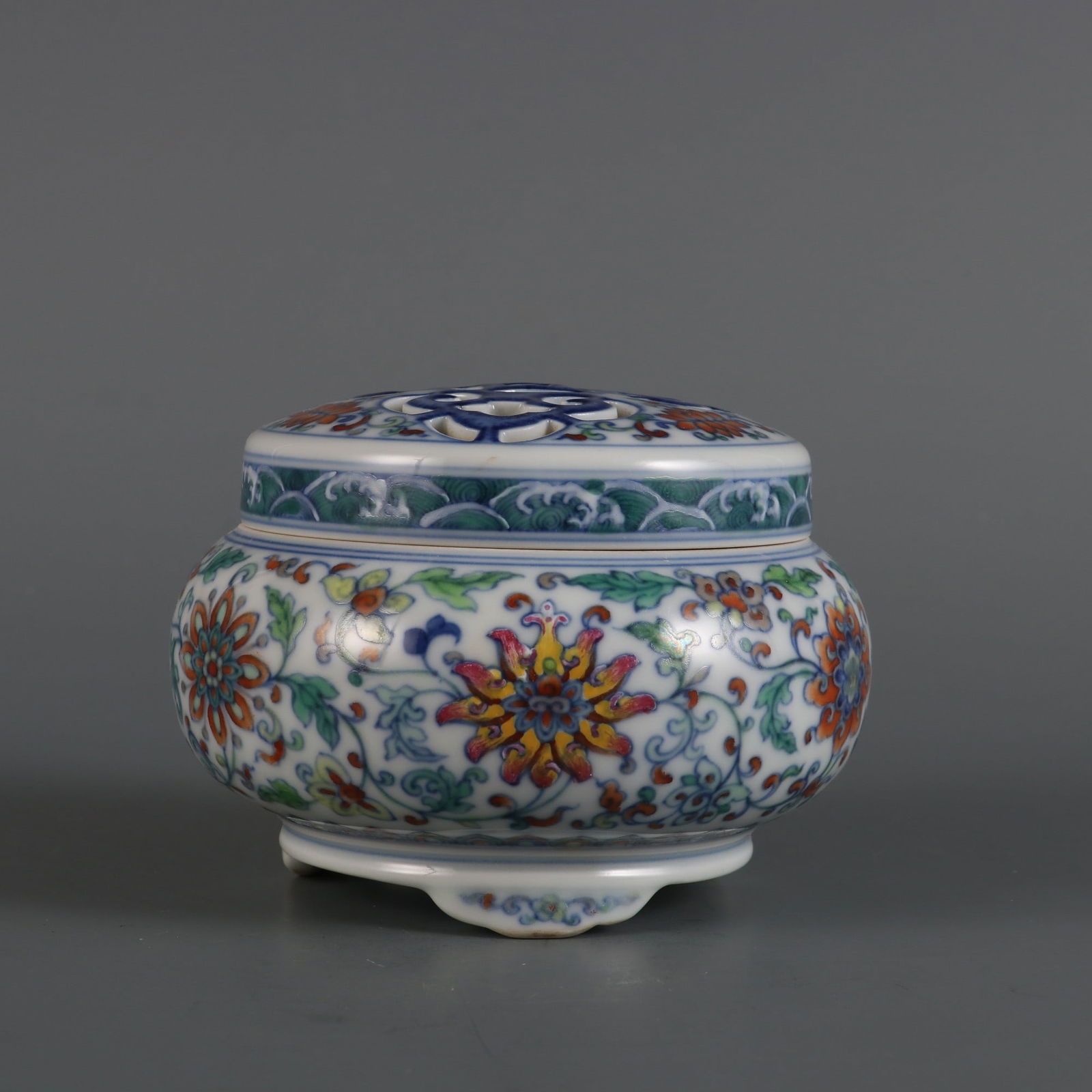 An Exquisite Doucai Lotus Pattern Seawater Pattern Tripod Censer: An Exquisite Doucai Lotus Pattern Seawater Pattern Tripod Censer Qing Dynasty, China Qianlong Six-character Mark Size:7.6cmx10.5cm (The Dimensions Of All Batches Are Manually Measured.If You Need