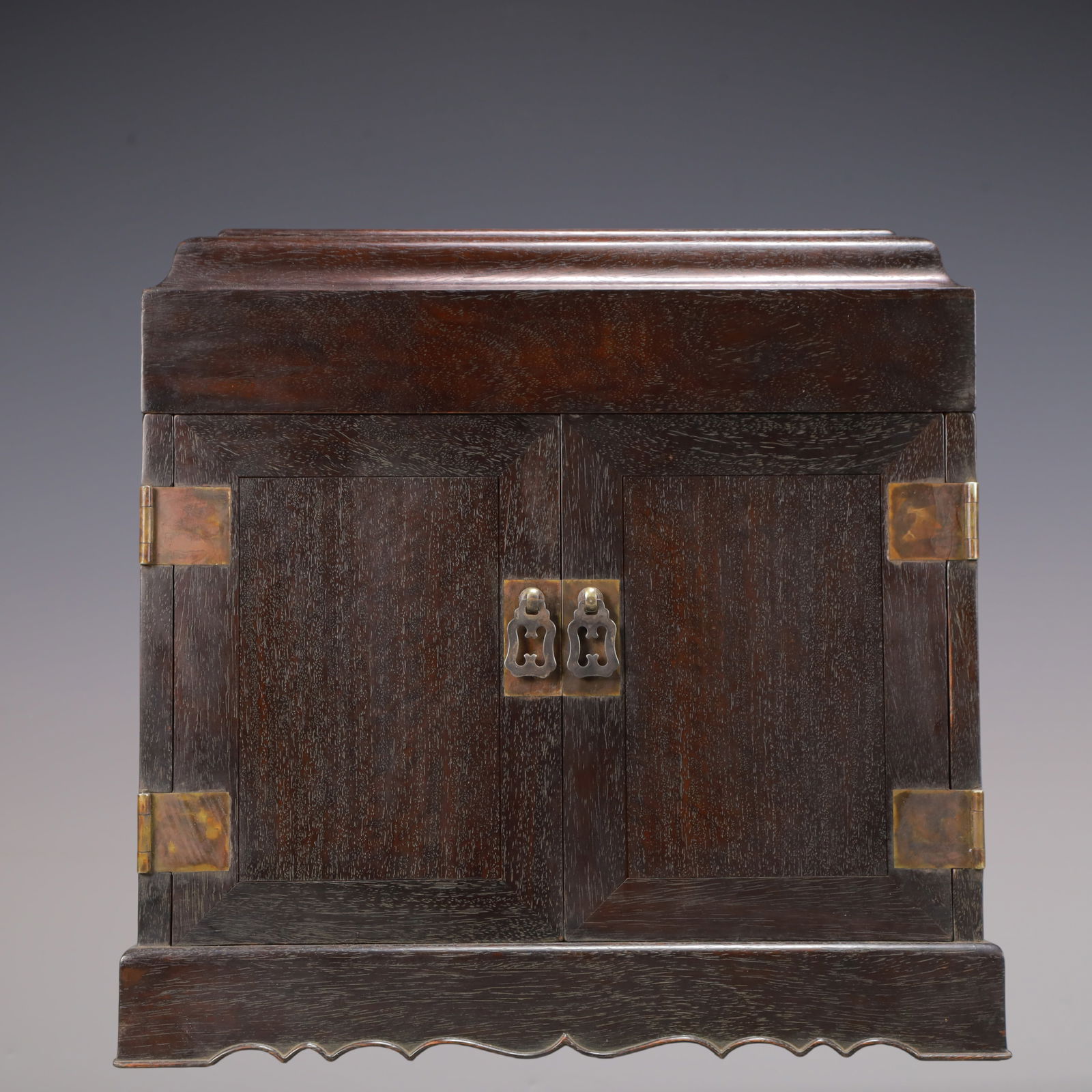 A Exquisite Zitanwood Box: A Exquisite Zitanwood Box Qing Dynasty, China Size:33.5cmx23.5cmx33.4cm Weight:6400g (The Dimensions Of All Batches Are Manually Measured.If You Need More Detailed Information, Please Contact Our