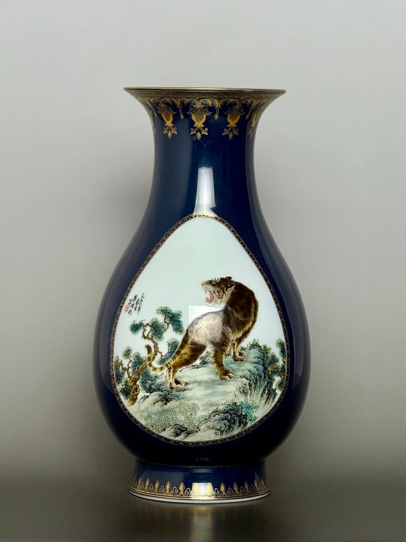 An Exquisite Ji Blue Glazed Painted Gold Animal Pattern Vase: An Exquisite Ji Blue Glazed Painted Gold Animal Pattern Vase Modern Time of China Size:32.8cmx17.5cm (The Dimensions Of All Batches Are Manually Measured.If You Need More Detailed Information,