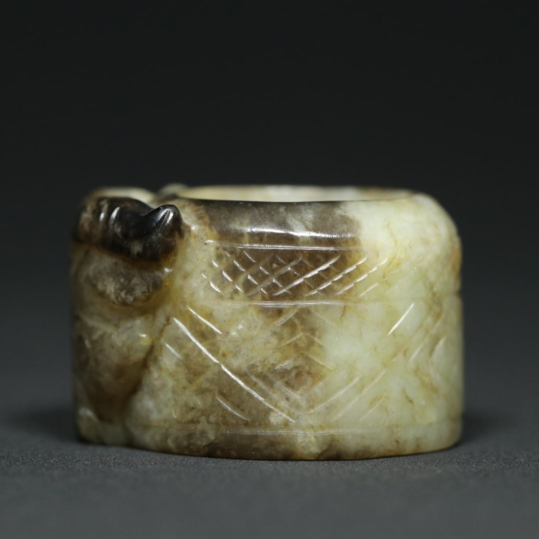 An Exquisite White Jade Beast-Face Pattern With Inscription Ring - 2