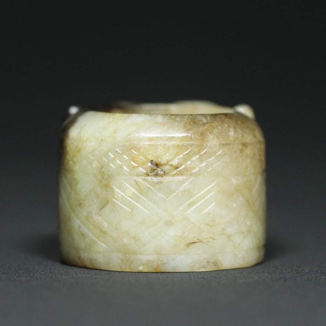 An Exquisite White Jade Beast-Face Pattern With Inscription Ring - 3