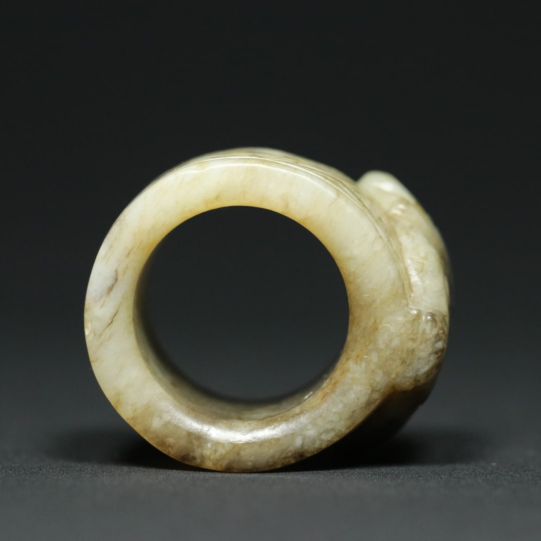 An Exquisite White Jade Beast-Face Pattern With Inscription Ring - 5